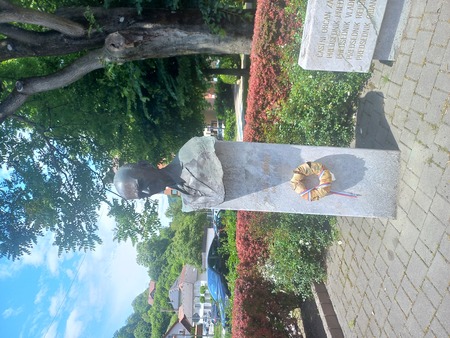 Spominski kip Janezu Drnovšku